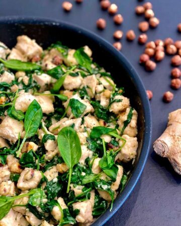 Pollo alle nocciole con spinacini freschi
