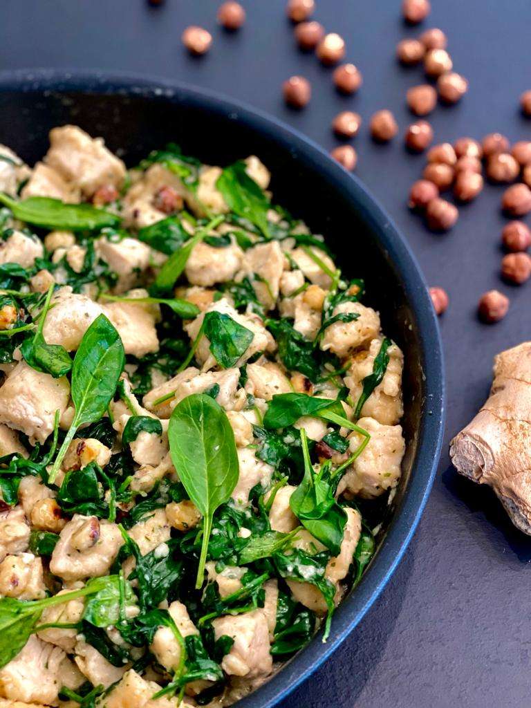 Pollo alle nocciole con spinacini freschi