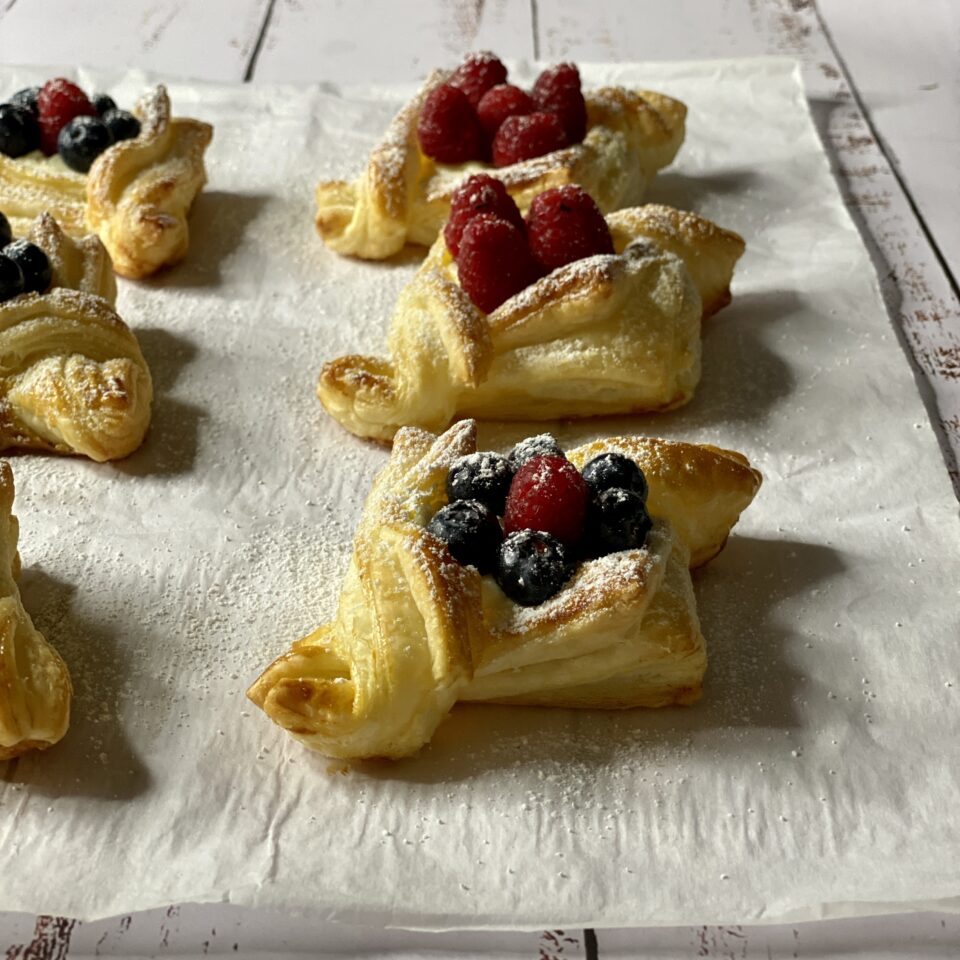SFOGLIATINE VELOCI CON RICOTTA E FRUTTI DI BOSCO