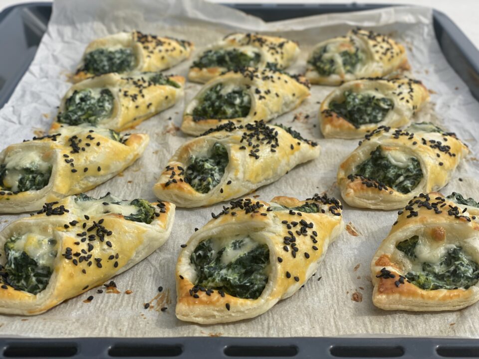cannoli di pasta sfoglia con ricotta e spinaci