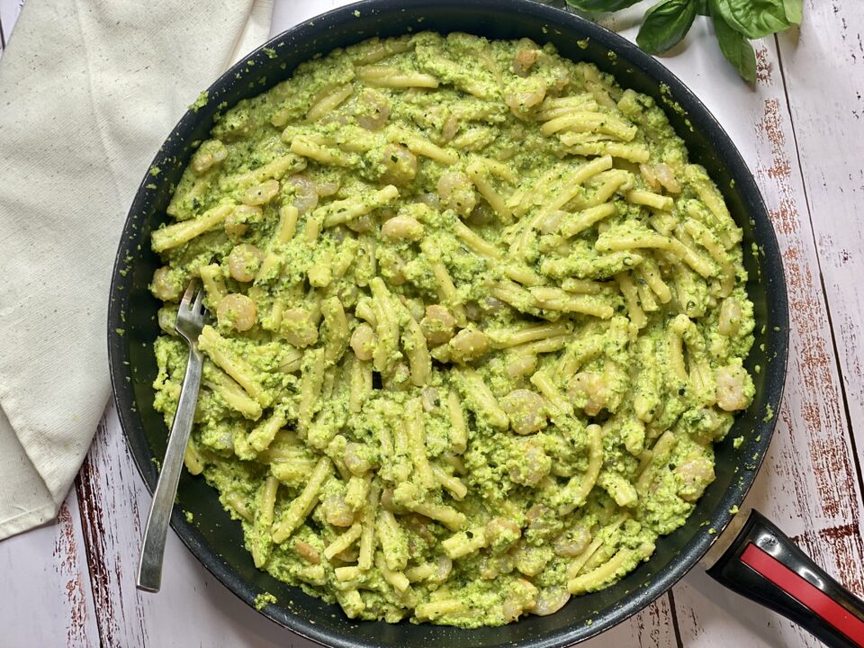 pasta con pesto di zucchine e gamberetti