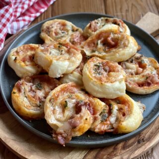 Girelle di sfoglia con bacon