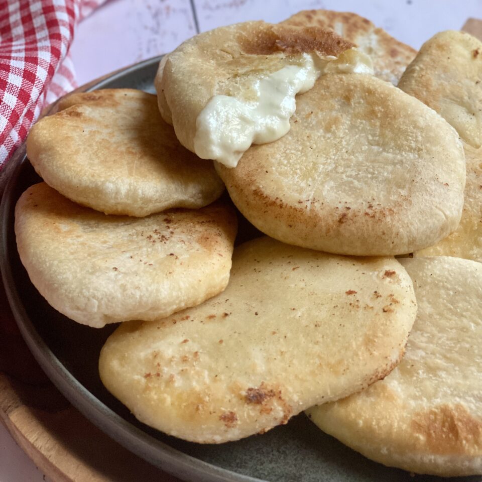 Focaccine in padella con stracchino
