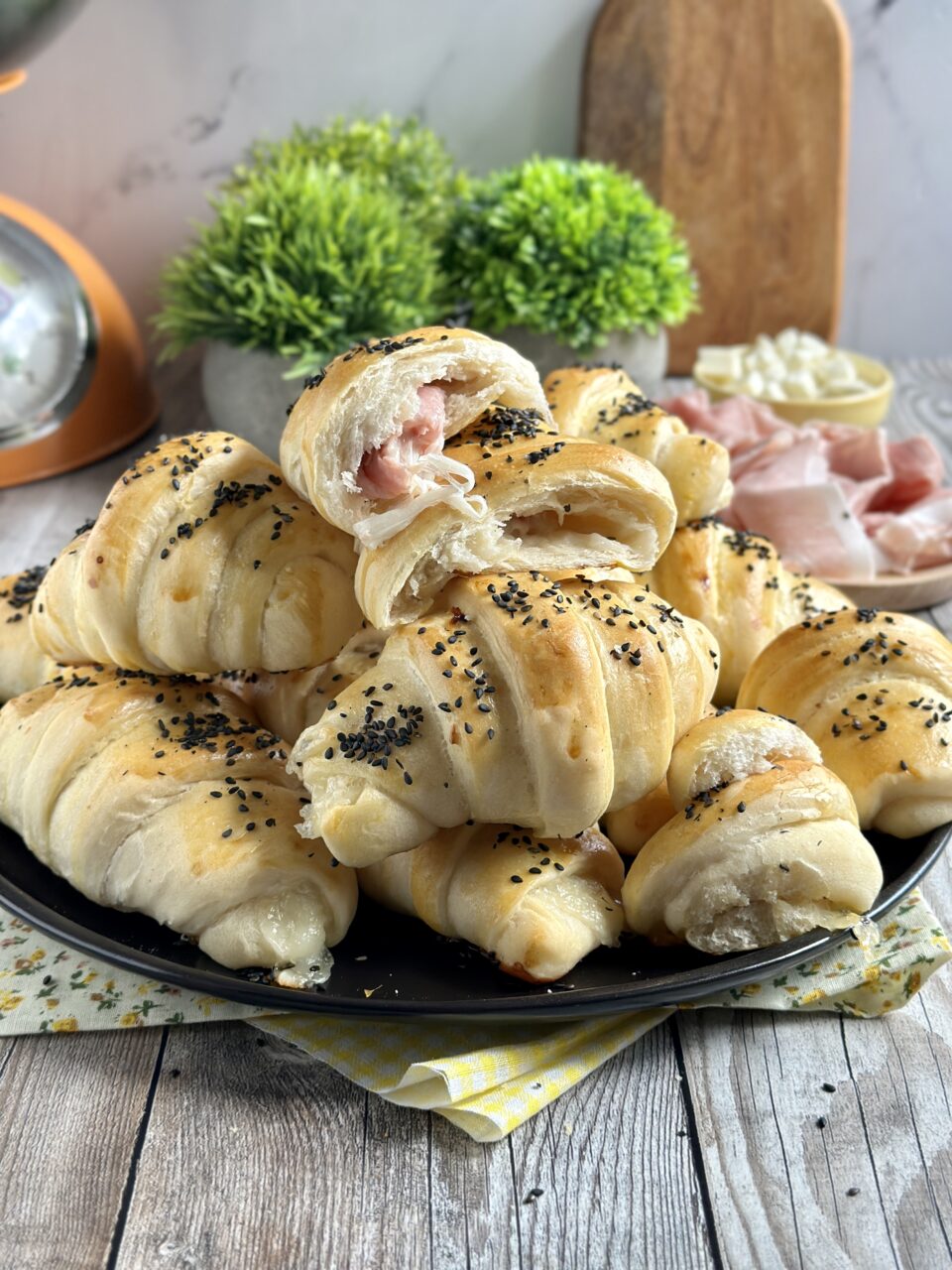 Croissant con cotto e mozzarella