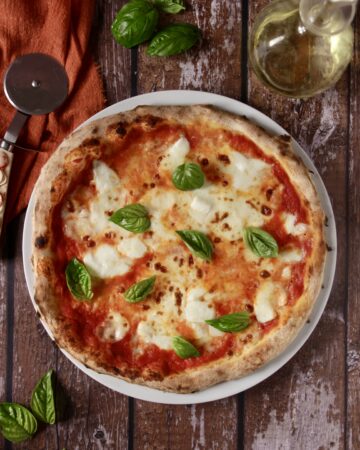 pizza con cornicione