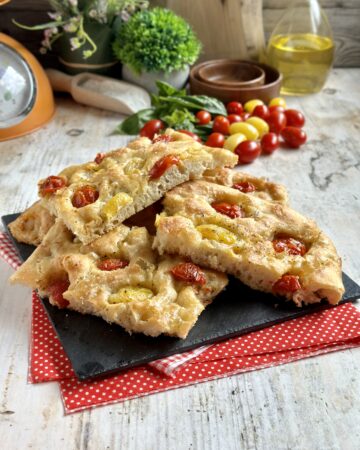 Focaccia senza impasto con pomodorini