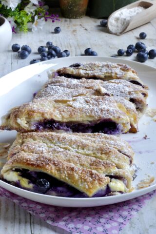 Strudel di sfoglia con ricotta e mirtilli
